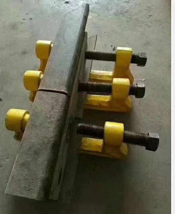 Rail breaking first-aid device